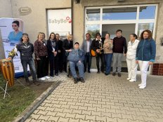 Třetí a čtvrtý zprava Zdeněk a Jitka Juřicovi, výrobci babyboxu