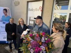 Kytici pro Bellu mi podává Jitka Juřicová, za Bellou v elegantním raglánu starosta František Padělek