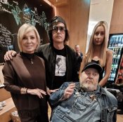 Josef Devátý vpravo se svou přítelkyní a vlevo se svou sestrou, spisovatelkou Evou Filipovou