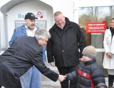 Milan Štěch podává ruku pětiletému Alexovi, synku Josefa Štajera, jenž byl mj. motivací našeho mecenáše.