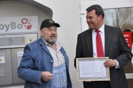 Předávám Richardu Kapsovi Poděkování 79 děťátek.