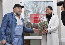 Petra Černo, tisková mluvčí Nemocnice Havlíčkův Brod, je jediná, kdo si z celé nemocnice ode mne zasloužil dárek - kytku. Petra je hezká, viďte?