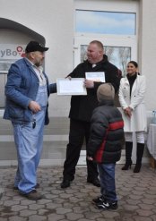 Josef Štajer a jeho synek Alex dostávají Poděkování 79 děťátek.