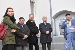 Klára Honzíčková je protokolární pracovnicí Senátu. Zajišťuje program Milana Štěcha a přebírá od něj kytky, které dostal k narozeninám.