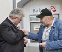 Připínám Milanu Štěchovi další vyznamenání - Zlatý řád babyboxu.