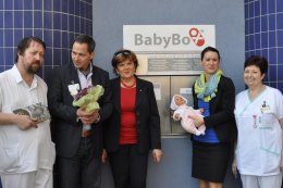 Tradičně nejelegantnější je Tomáš Uvízl, ředitel nemocnice, obklopený Zuzankou Baudyšovou, její kolegyní Markétou Sodomkovou, primářem a hlavní sestrou.