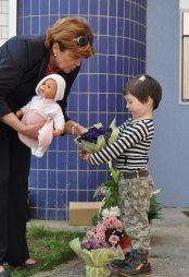 Zuzanka Baudyšová s Ludvou Hessem připravují předvedení babyboxu.