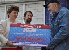 Za Nadaci AGEL předává dar Ing. Iveta Ostruszková.