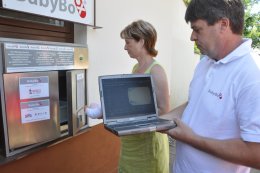 Zdeněk a Jitka Juřicovi předvádějí, co vidí zdravotníci na monitoru při odložení děťátka.
