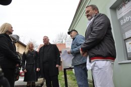 Petra a Josef Štajerovi u starého babyboxu, který bude umístěn v OSDK, a. s. jako muzeální kus. Vpravo Petr Pícha, primář GynCentra.