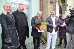 Ředitel kanceláře předsedy Senátu Jaroslav Müllner vysvětlil neúčast Milana Štěcha a převzal dárek k jeho dnešním šedesátinám.
