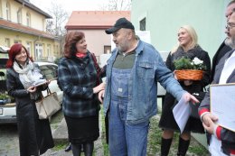 Vendulka Brabcová (vlevo) říká, že je levá ruka předsedy Senátu Milana Štěcha. Plete si strany. Oba jsou protagonisty babyboxů. Rita Gabrielová, mluvčí významného dárce Teva Pharmaceuticals CR.