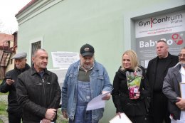Pavel Toulec z a. s. AGRIVEP Velké Přílepy, dárce babyboxu, přivezl i osobní dar.