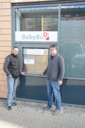 Zdeněk Juřica s Michalem před novým babyboxem.