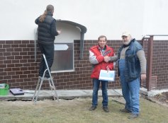 Vnukovi českého spisovatele Karla Václava Raise, Václavu Raisovi, předávám fotografii broznového hesla: