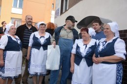 Starosta Senomat Tomáš Valer přivezl hodné tety ze svého městysu a obdarovali mě místním nápojem.