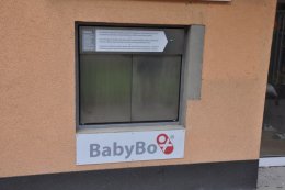 Babybox je umístěn na budově Dětského lékařství v pavilonu B.