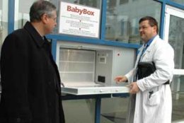 MUDr. Kantor vysvětluje řediteli Richter Gedeon MUDr. Novakovi funkce babyboxu. Je vyhřívaný a ventilovaný.