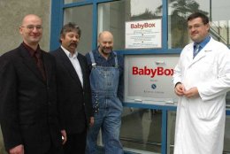 Hlavní inženýr babyboxu Michal Čumpelík, místopředseda OS Babyboxu František Hájek, v džínách LH, v bílém primář Kantor. Kdo by se nechtěl vyfotografovat před třetím babyboxem...