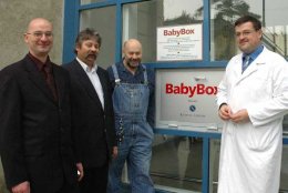 Hlavní inženýr babyboxu Michal Čumpelík, místopředseda OS Babyboxu František Hájek, v džínách LH, v bílém primář Kantor. Kdo by se nechtěl vyfotografovat před třetím babyboxem...