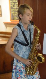 Na saxofon zahrála svému dědečkovi vnučka. 