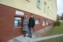Jitka a Zdeněk Juřicovi u babyboxu umístěného na zadní části Gynekologicko-porodnické kliniky v Pardubické nemocnici. 