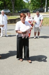 Ilonka Šichmanová, pravá ruka ředitele nemocnice, předvádí odkládání děťátka.
