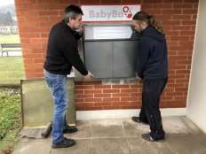 Zdeněk a Michal usazují babybox