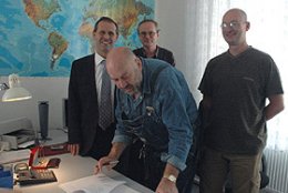 Podepsáno. Zleva ředitel ing. Pavel Hrala, LH a Michal Čumpelík. V pozadí ing. Tomáš Koubek, provozní a technický šéf nemocnice.