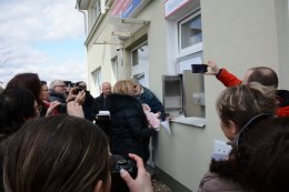 Jitka Juřicová demnostruje odkládání nechtěného děťátka do babyboxu.