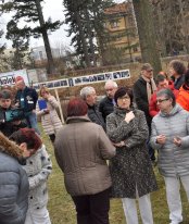 Moje vzdálená příbuzná Marcela Durasová, reportérka České televize, vzadu v prošívaném kabátě s modrými deskami v pravé ruce.