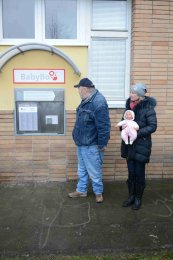 Jitka Juřicová prezentuje odložení děťátka do babyboxu.