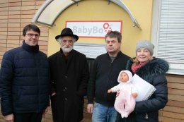 Starosta Vsetína Jiří Růžička, profesor Štreit a výrobci babyboxů Zdeněk a Jitka Juřicovi.