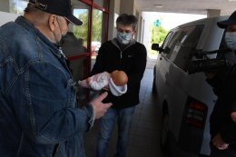 Vzápětí Zdeněk Juřica přinesl novinářům zachráněné děťátko ukázat. Byla to opět naše panenka Terezka, jež už prošla všemi babyboxy.