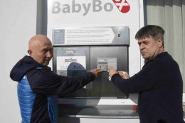 Petr Bečička, majitel společnosti 100MEGA Distribution, s. r. o., hlavní dárce v Brně a Zdeněk Juřica.