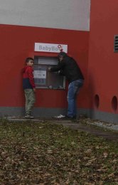 Zdeněk Juřica zaučuje mého synka Tondu při finální přípravě babyboxu na otevření.