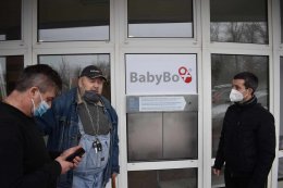 Ředitel nemocnice Jan Mach zkouší nový babybox. Foto Jiří „Řezník“ Špreňar