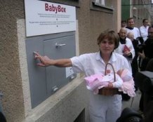 Ludmila Brázdová předvádí odložení děťátka do druhého českého babyboxu v Nemocnici Milosrdných bratří v Brně. 