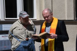 Mons. Zdeněk Wasserbauer předčítá z Bible.