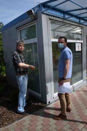 Tomáš Sedláček a Zdeněk Juřica se domluvají o instalaci.