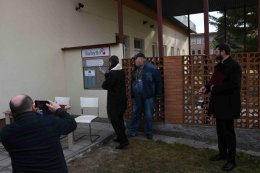Mons. Tomáš Holub, biskup plzeňský, žehná babyboxu.