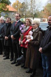 Zleva Mons. Tomáš Holub, biskup plzeňský, ředitel nemocnice Jaroslav Šíma, Jitka Juřicová, výrobce babyboxů a doc. MUDr. Milada Emmerová.