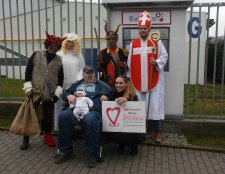 Vendulka Svobodová mi předává symbolický šek společnosti ROSSMANN, spol. s r. o.