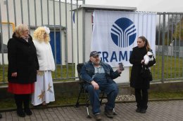 Zleva pracovnice společnosti GRAMMER CZ Dagmar Mrázová s andělem a půvabná Vendulka Svobodová, protagonistka babyboxů.