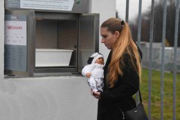 Vendulka Svobodová z ROSSMANN, spol. s r. o., předvádí, jak se odkládá děťátko.