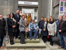 Protagonisté babyboxů na skupinové fotografii