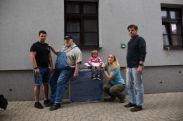 Šlechetná dárkyně Zuzana Řípová s dcerou Betynkou, zleva velitel novostrašeckých hasičů Martin Vondra, předseda spolku Babybox Ludvík Hess a výrobce babyboxů Zdeněk Juřica.