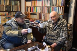 Mialn Nakonečný mezi svými knihami