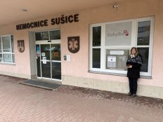 Jitka Juřicová u nového babyboxu