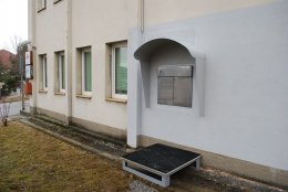 Babybox v Nemocnici Český Krumlov je umístěn vpravo od brány a přístup k němu je speciální brankou v plotu.